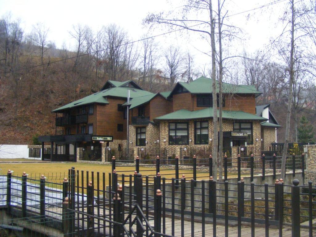 Hotel Hillden Lodge&Restaurant Drumu Carului Екстер'єр фото